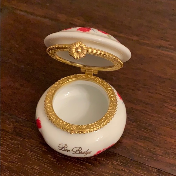 Ben Bridge Red Rose Hinged Trinket Box - Picture 4 of 5